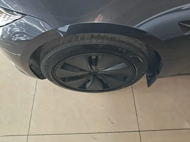 Tesla Model 3 — Фото автомобиля 22