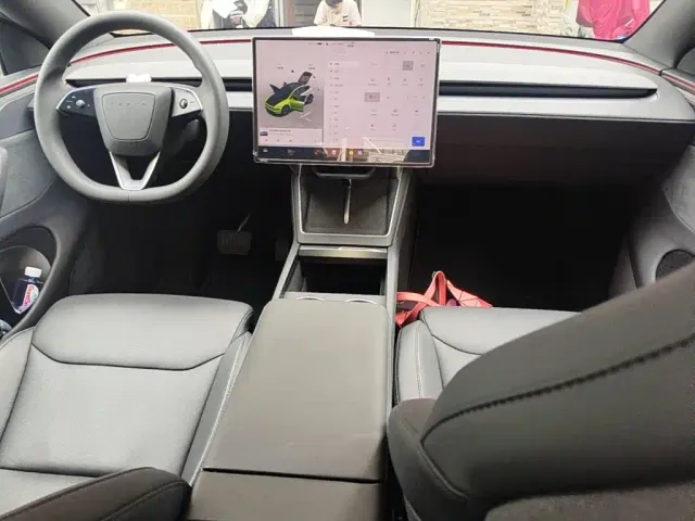 Tesla Model Y L — Фото автомобиля 12