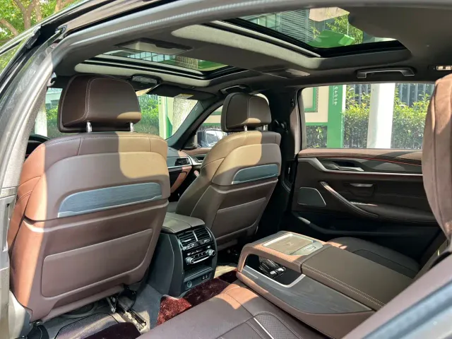 BMW 5 Series — Фото автомобиля 12