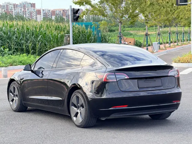 Tesla Model 3 — Фото автомобиля 9