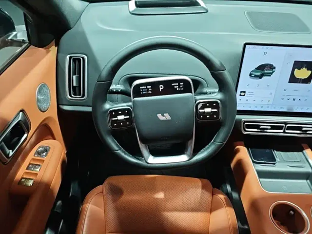 Li Auto L6 — Фото автомобиля 14