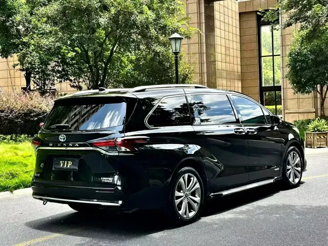 Toyota Sienna — Фото автомобиля 4