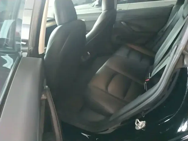 Tesla Model 3 — Фото автомобиля 16