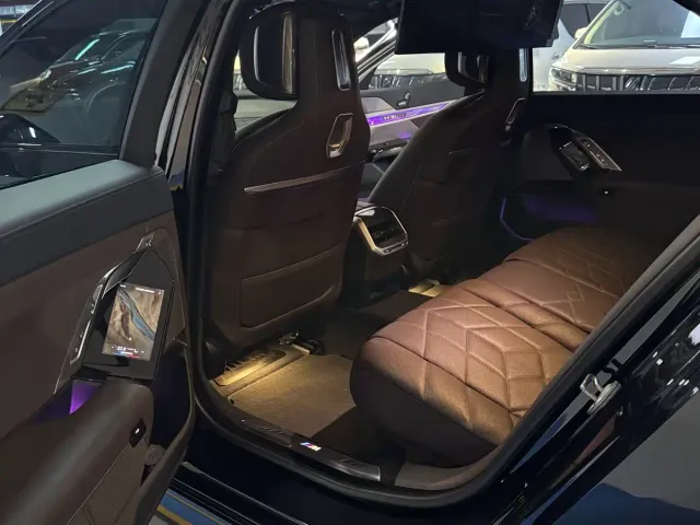 BMW BMW i7 2023 eDrive50L Premium Luxury Package — Фото автомобиля 7
