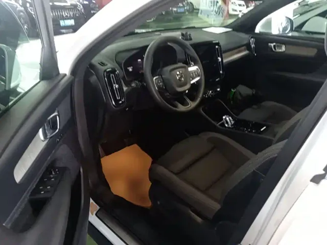 Volvo XC40 — Фото автомобиля 15