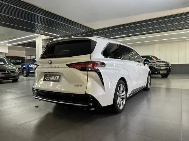 Toyota Sienna — Фото автомобиля 9