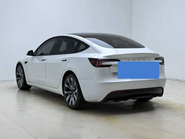 Tesla Model 3 — Фото автомобиля 10