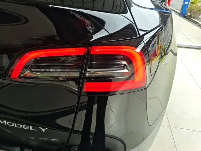 Tesla Model Y — Фото автомобиля 7