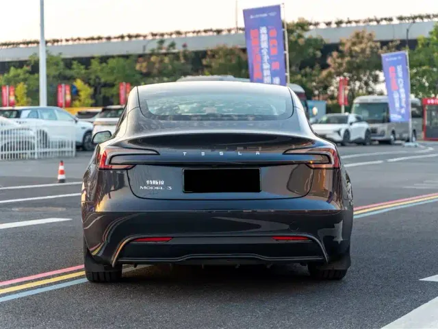 Tesla Model 3 — Фото автомобиля 7