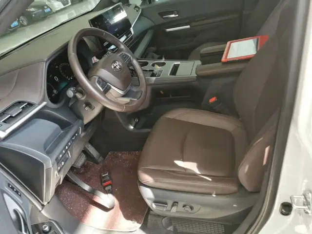 Toyota Sienna — Фото автомобиля 14