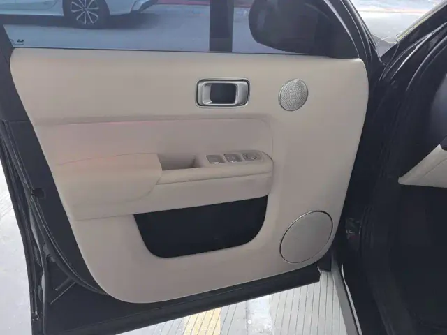 Li Auto L8 — Фото автомобиля 7