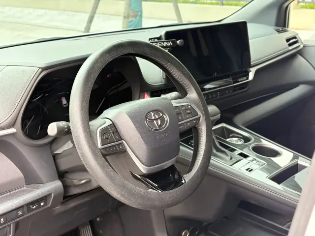 Toyota Sienna — Фото автомобиля 6