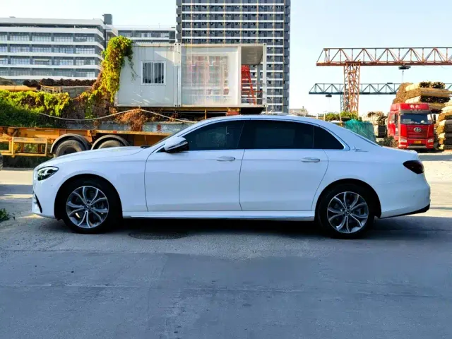 Mercedes-Benz E-Class — Фото автомобиля 4