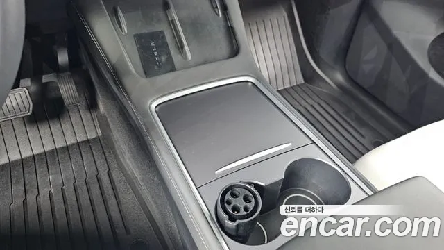 Tesla Model Y — Фото автомобиля 26