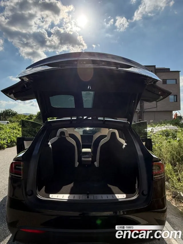 Tesla Model X — Фото автомобиля 4