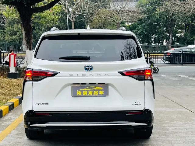 Toyota Sienna — Фото автомобиля 5