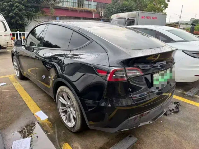 Tesla Model Y — Фото автомобиля 6