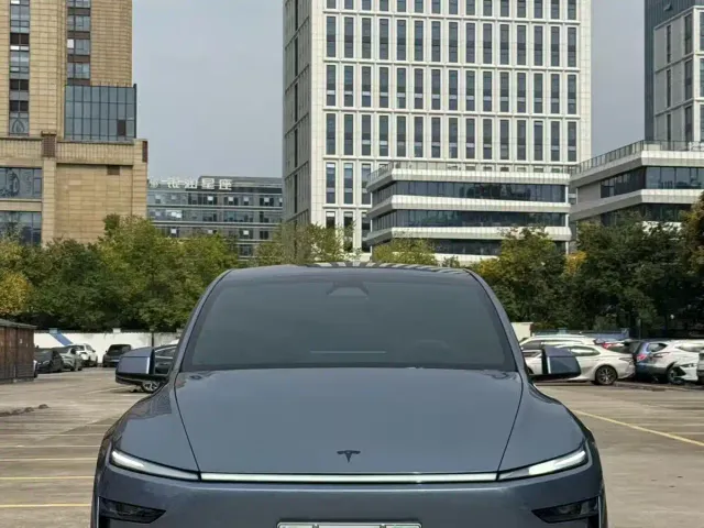 Фотография автомобиля — Tesla Model Y L