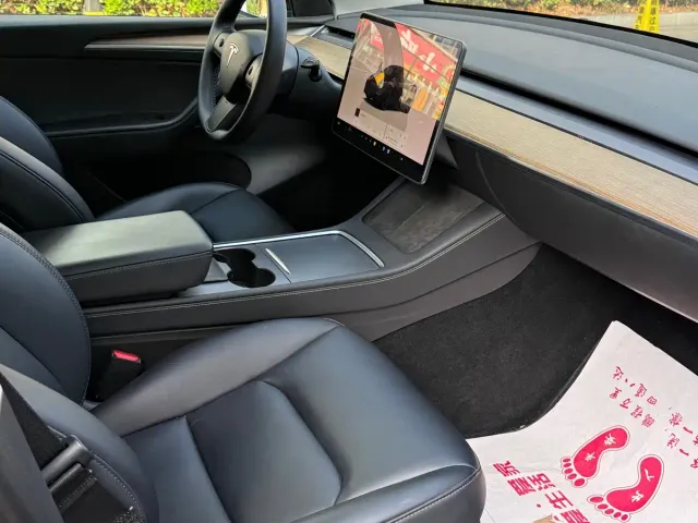Tesla Model Y — Фото автомобиля 15