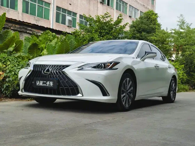 Фотография автомобиля — Lexus ES