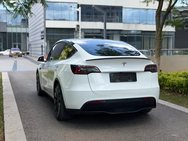 Tesla Model Y — Фото автомобиля 5