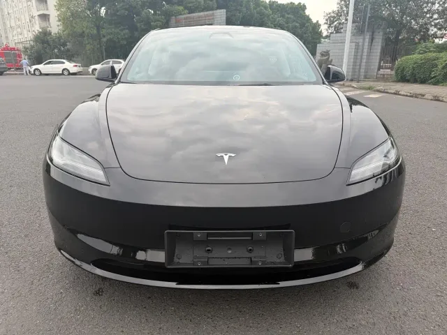 Tesla Model 3 — Фото автомобиля 2