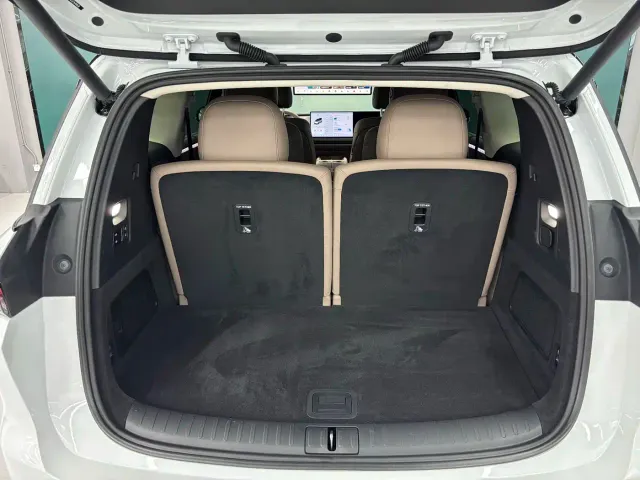 Li Auto i8 — Фото автомобиля 19