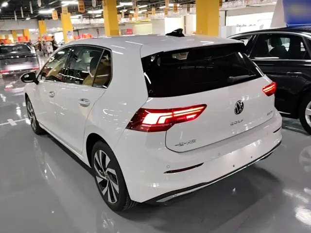Volkswagen Golf — Фото автомобиля 4
