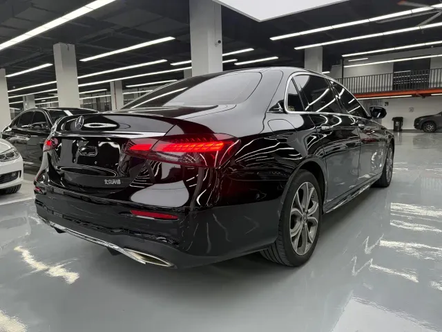 Mercedes-Benz E-Class — Фото автомобиля 23