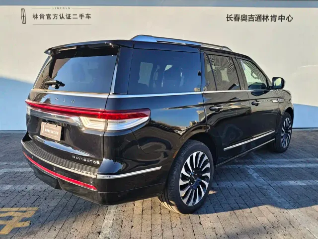 Lincoln Navigator — Фото автомобиля 12