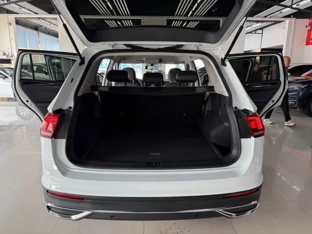 Volkswagen Tiguan L — Фото автомобиля 12