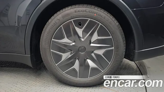 Tesla Model Y — Фото автомобиля 21