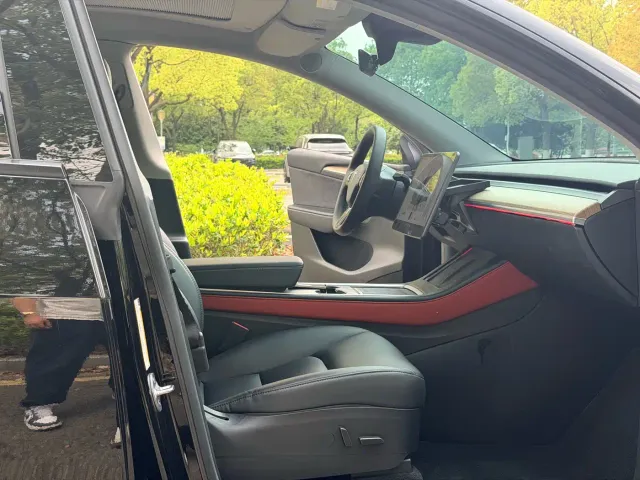 Tesla Model Y — Фото автомобиля 13