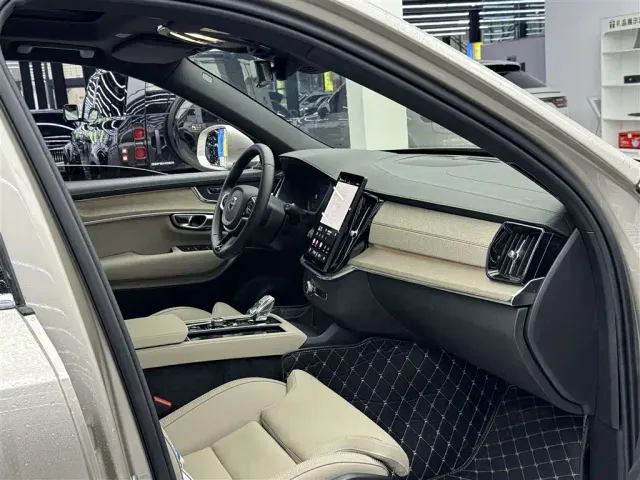 Volvo XC90 — Фото автомобиля 8