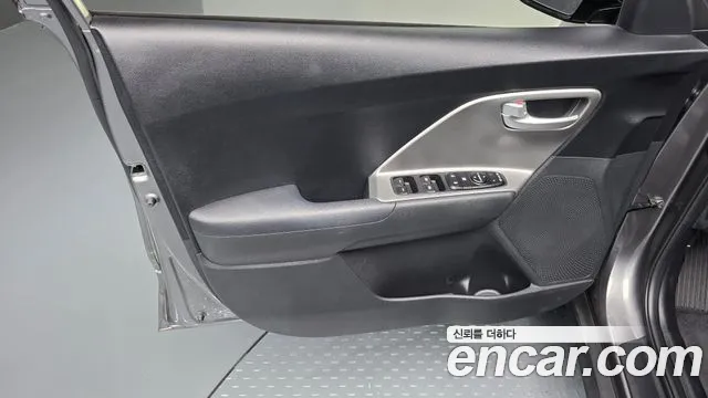 Kia Niro — Фото автомобиля 24