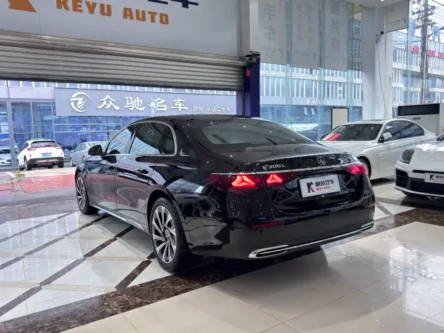 Mercedes-Benz E-Class — Фото автомобиля 16