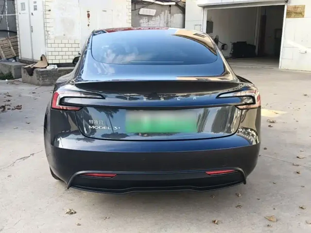 Tesla Model 3 — Фото автомобиля 5
