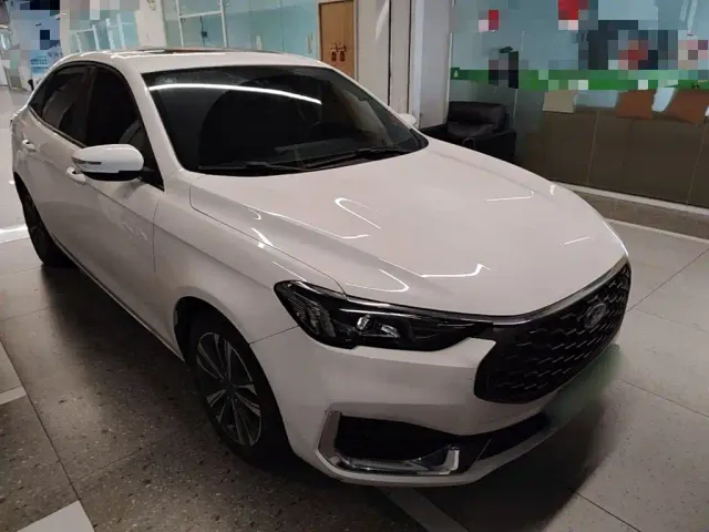 Ford Escort — Фото автомобиля 3