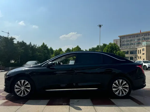 Hongqi E-QM5 — Фото автомобиля 4