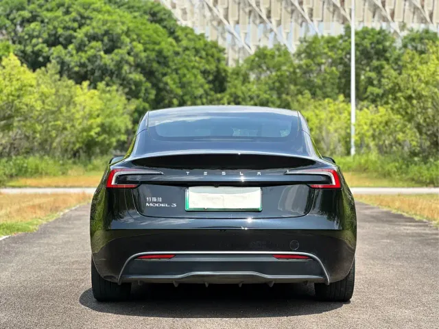 Tesla Model 3 — Фото автомобиля 5