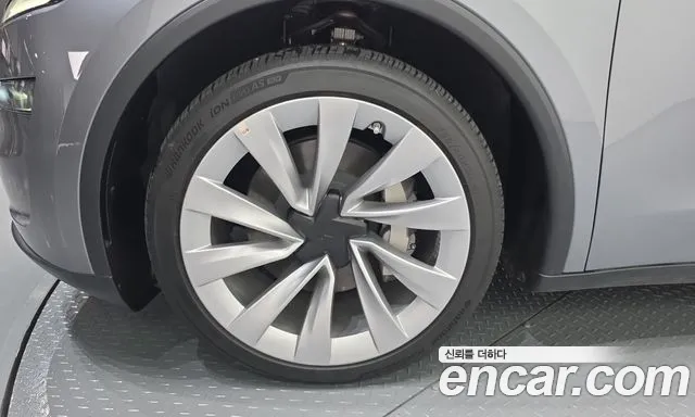 Tesla Model Y — Фото автомобиля 5