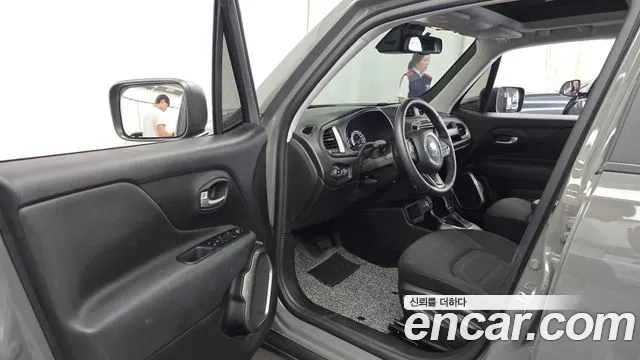 Jeep Renegade — Фото автомобиля 10