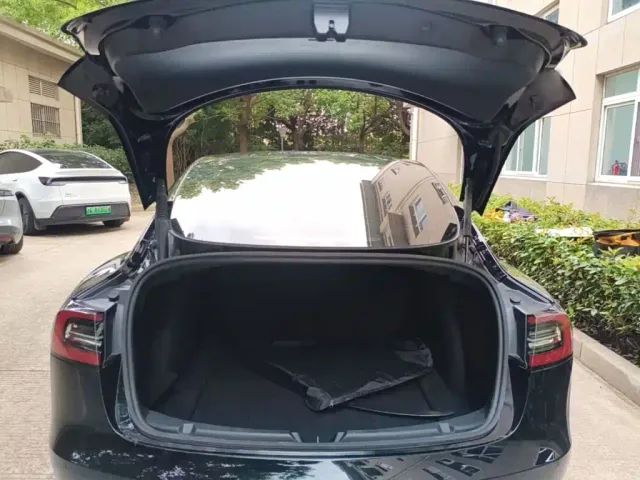 Tesla Model 3 — Фото автомобиля 18