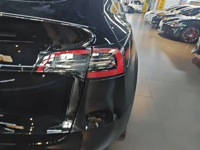 Tesla Model Y — Фото автомобиля 7