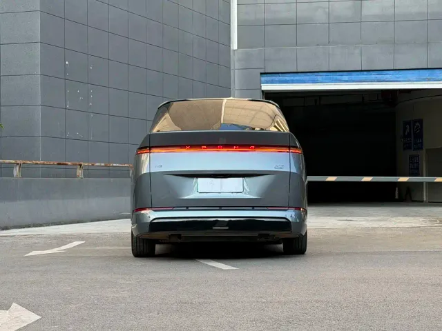 Xpeng X9 — Фото автомобиля 7