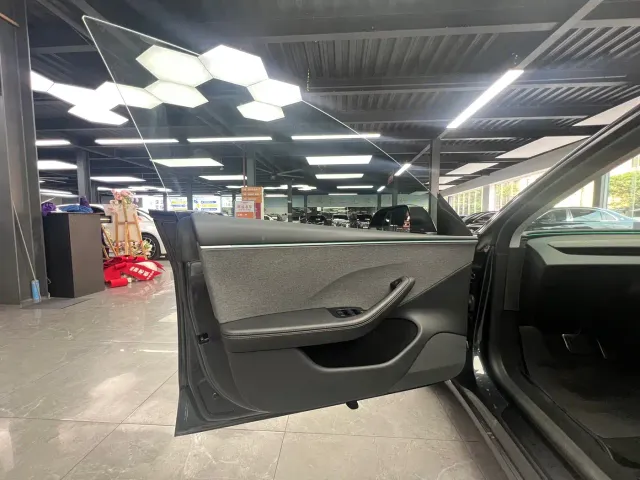 Tesla Model 3 — Фото автомобиля 4