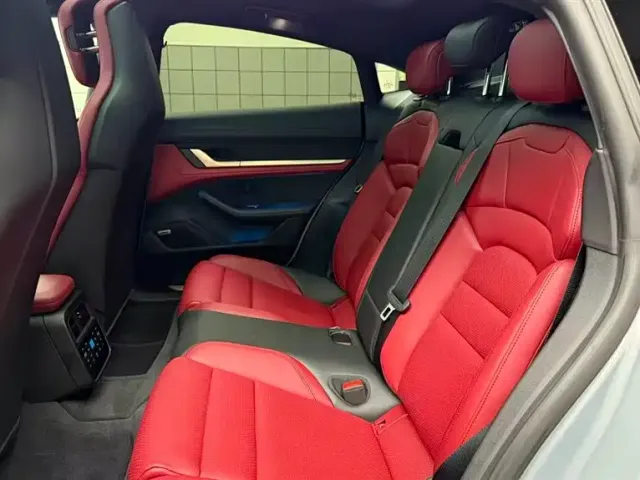 Porsche Taycan — Фото автомобиля 12