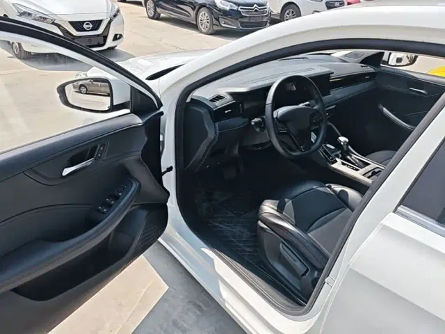 Roewe i5 — Фото автомобиля 15