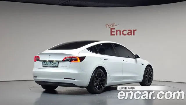 Tesla Model 3 — Фото автомобиля 2