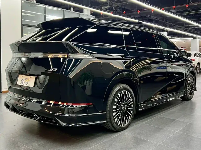 Xpeng X9 — Фото автомобиля 18
